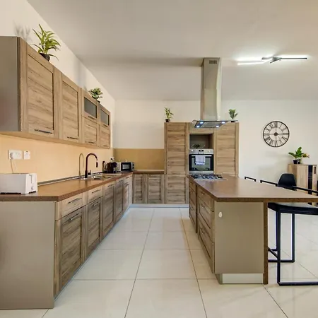 Spacious 3br With Private Terrace & Wifi By 360 Estates アパート Żabbar