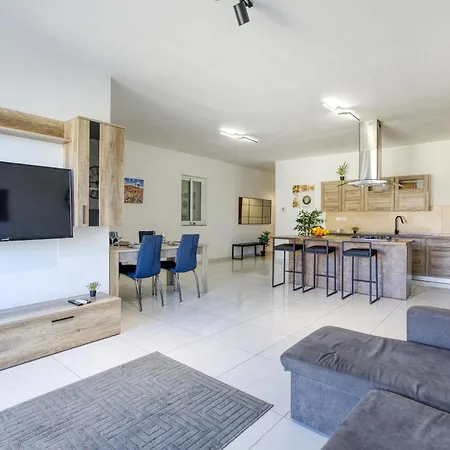 Spacious 3br With Private Terrace & Wifi By 360 Estates * Zabbar
